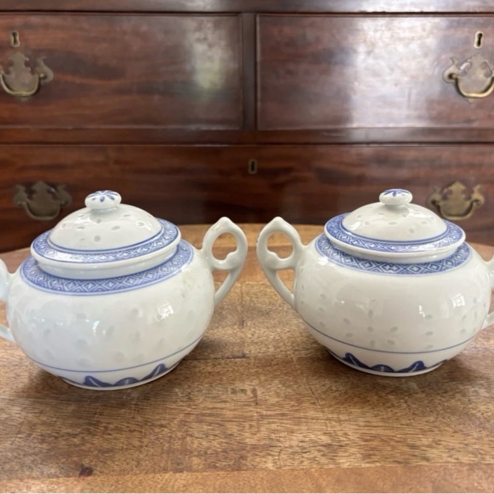 Vintage White & Blue chinoiserie Chinese rice eyes pair covered sugar bowls - Picture 1 of 4